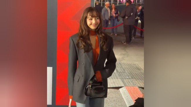 Pesona Lisa Blackpink Nonton F1 di Las Vegas, Tampil Glamor Tenteng Tas Kulit Ferrari