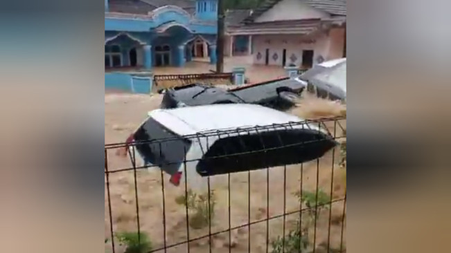 Detik-detik Banjir Bandang Terjang Sukabumi, 6 Mobil Hanyut Terseret