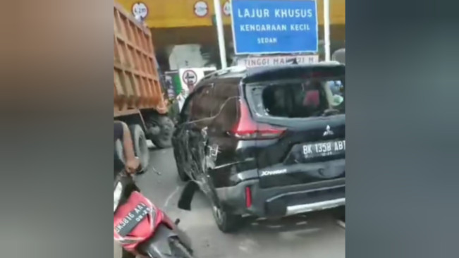 Diduga Tabrak Lari, Mobil Xpander Remuk Diamuk Massa