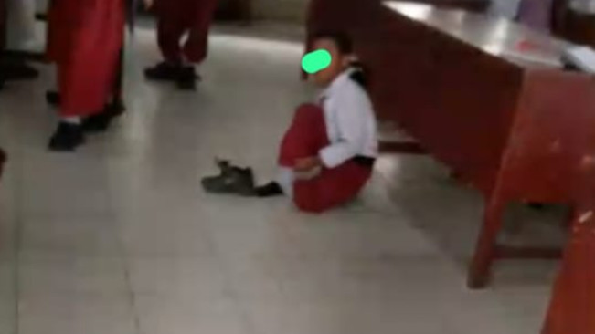 Sedih! Belum Bayar SPP, Siswa SD Dihukum Belajar di Lantai