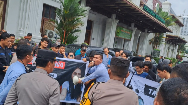Sahabat Erika Geruduk PN Medan: Minta Tahan Dua Terdakwa Pengeroyokan, PH Cekcok Dengan Juru Bicara