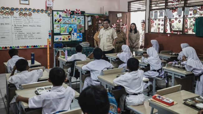 Presiden Prabowo Tinjau Pelaksanaan Program MBG di SDN 1 dan SDN 2 Kedung Jaya, Netizen: Main Kesini Pak