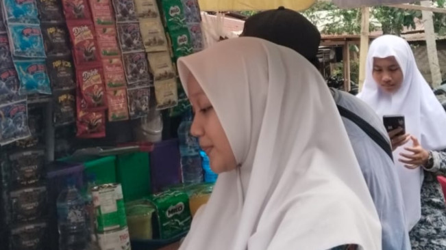 Kisah Haru Aini Zahra, Siswi Berprestasi yang Bantu Ayah Jualan Es di Sekolah
