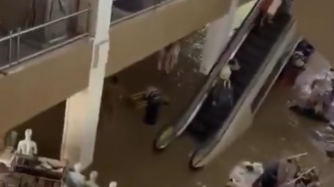 Banjir Masuk ke Dalam Mal Mega Bekasi, Begini Penampakannya!