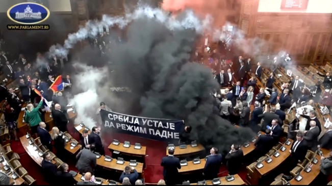 Sidang Parlemen Serbia Ricuh: Seorang Politisi Alami Stroke Kena Granat Asap dan Semprotan Merica