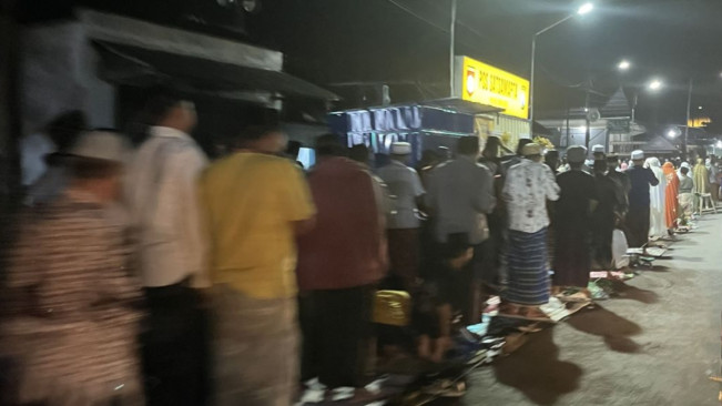 Viral di Medsos, Usai Salat Tarawih Ribuan Jamaah Dapat Uang Rp20 Ribu