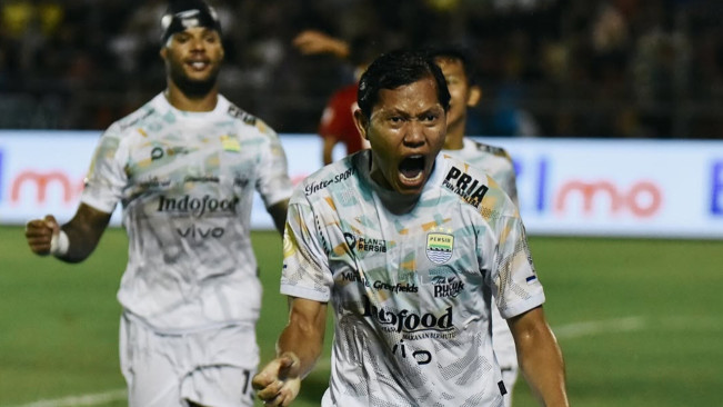 Hajar Semen Padang 4-1, Persib Bandung Kokoh di Puncak Klasemen