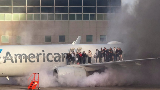 Bikin Ngeri! Begini Momen Penumpang American Airlines Berdiri di Sayap Pesawat yang Terbakar