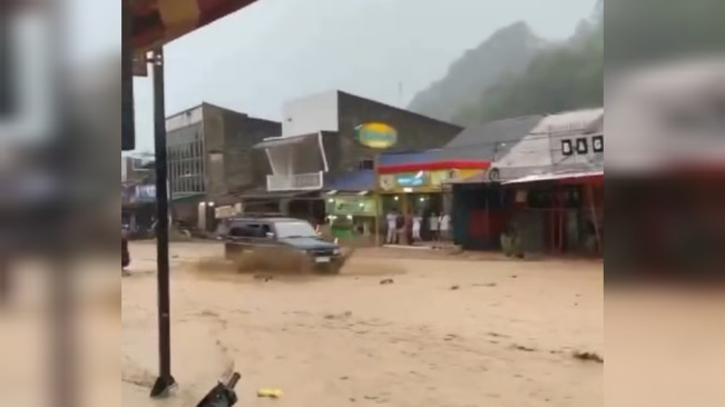 Banjir Bandang Terjang Parapat, Akses Jalan Tertutup