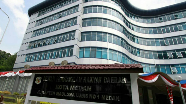 Viral! Dua Anggota DPRD Medan Berkelahi di Kamar Mandi, Warganet: Berebut Sirup?