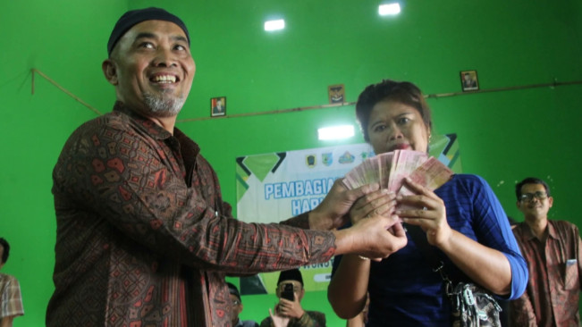 Desa Wunut Bagikan THR Rp 457,8 Juta ke Seluruh Warga, Dananya dari Wisata Umbul Pelem