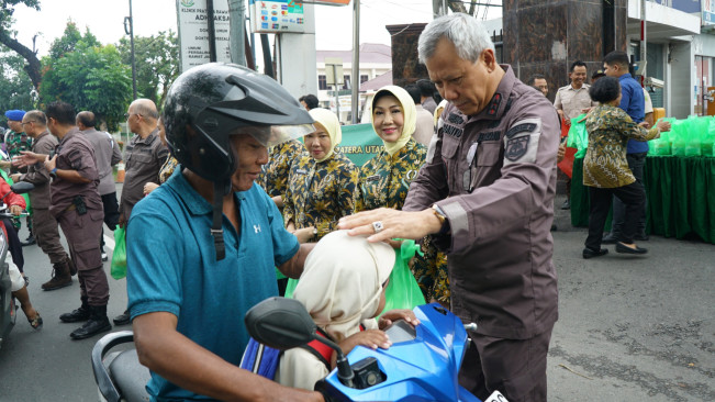 Berkah Ramadan 1446 H, Kejati Sumut dan IAD Bagikan Takjil Kepada Pengguna Jalan