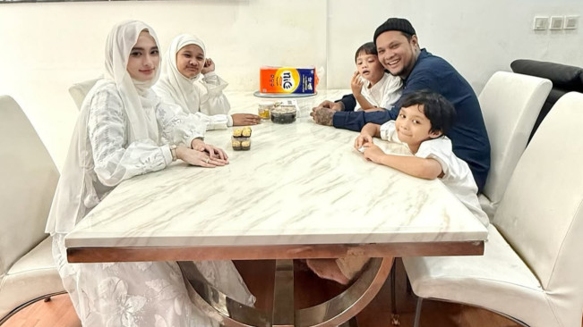 Virgoun Rayakan Lebaran Bersama Anak dan Inara Rusli, Warganet Ikut Mendoakan