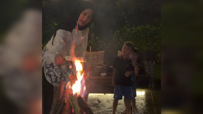 Momen Paula Verhoeven Asyik Main Api Saat Long Weekend: Aku Masih Memiliki Mereka