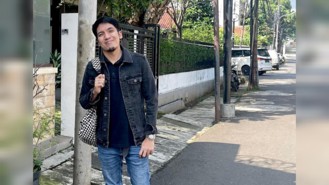 Momen Desta Membisikkan Cerita Masa Lalu di Peti Ricky Siahaan: Gue Kehilangan Lo Banget...