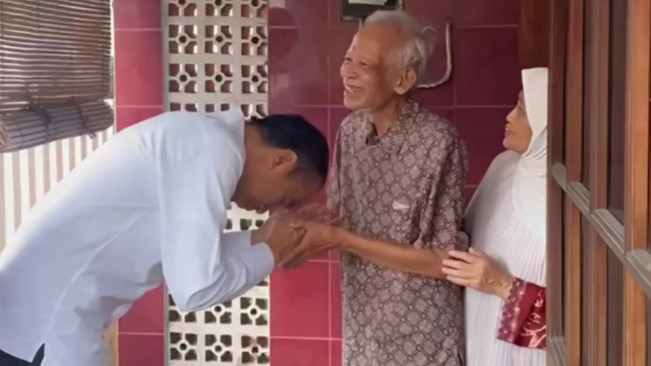 Dituduh Ijazah Palsu, Jokowi Kunjungi Dosen Pembimbing UGM