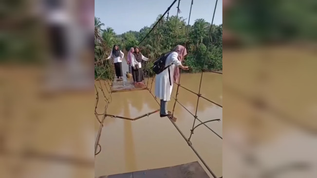 Viral Guru di Jambi Lewati Jembatan 'Sirotol Mustaqim' Demi Bisa Mengajar