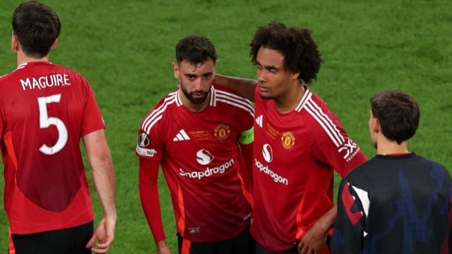 Para pemain Manchester United terlihat sedih usai kalah dari Tottenham Hotspur.  [Instagram/@manchesterunited]