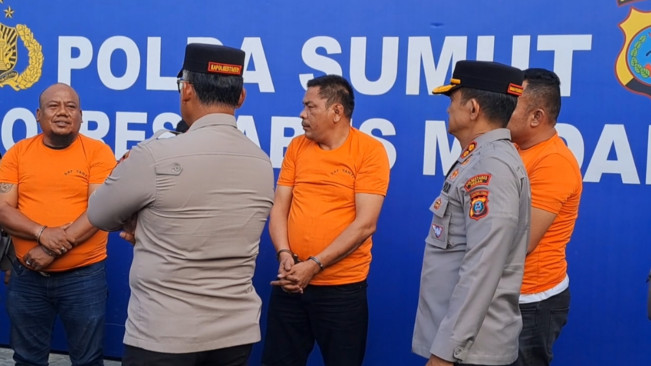 Kapolrestabes Medan bertanya kepada salah satu pelaku. [FT News/Reza Syahputra]