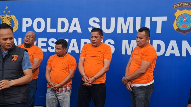 Tampang para pelaku mengenakan baju tahanan. [FT News/Reza Syahputra]
