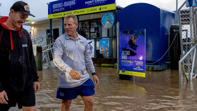 Orang-orang mengungsi akibat banjir besar. [X/@France24_en]
