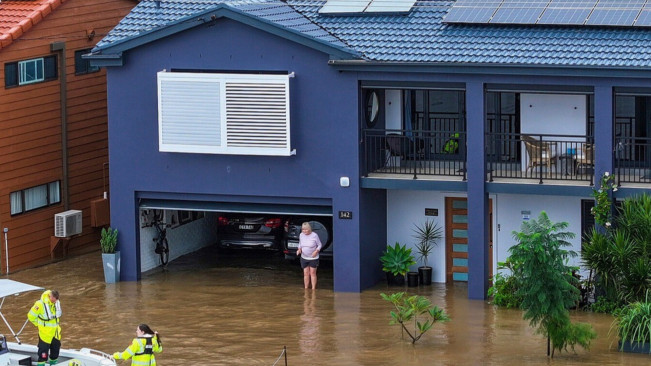 Salah satu rumah yang terendam banjir. [X/@France24/en]
