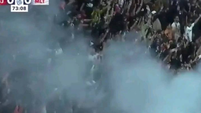 Laga Persija Jakarta vs Malut United Diwarnai Flare dan Sempat Dihentikan Wasit