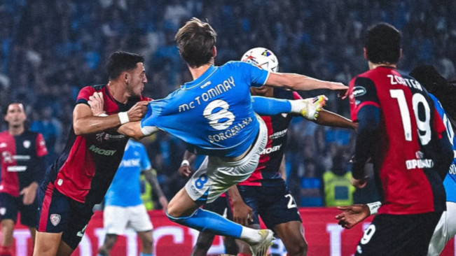 McTominay cetak gol spektakuler ke gawang Cagliari. [Instagram/@officialsscnapoli]