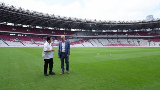Erick Thohir dan Theodore Giannikos meninjau Stadion GBK. [Instagram/@erickthohir]
