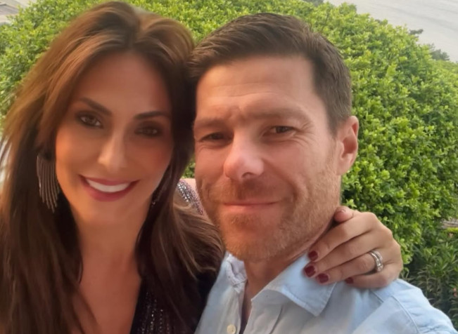Xabi Alonso bersama istrinya. [Instagram/@xabialonso]