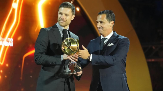 Xabi Alonso saat mendapatkan penghargaan. [Instagram/@xabialonso]