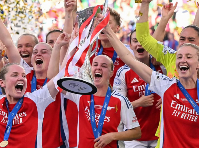 Para pemain Arsenal Woman mengangkat trofi. [Instagram/@arsenalwfc]