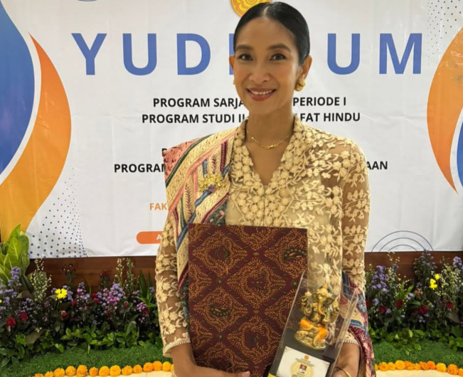 Happy Salma lulus dari kuliahnya di usia 45 tahun. [Instagram/@happysalma]