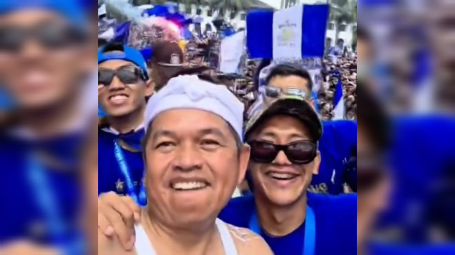 Gubernur Jawa Barat, Dedi Mulyadi ikut arak-arakan Persib Bandung. [Instagram/@dedimulyadi71]