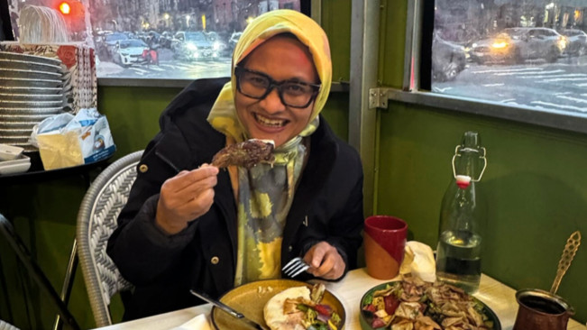 Dian Siswarini sedang makan saat di luar negeri. [Instagram/@dian.siswarini]
