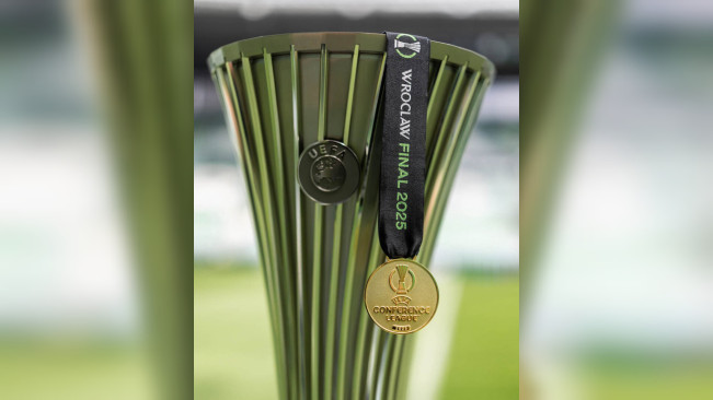 Trofi Piala Conference League. [X/@Conf_League]