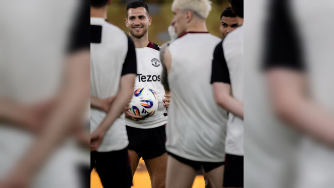 Para pemain Mancehster United latihan jelang hadapi ASEAN All-Stars. [Instagram/@manchesterunited]