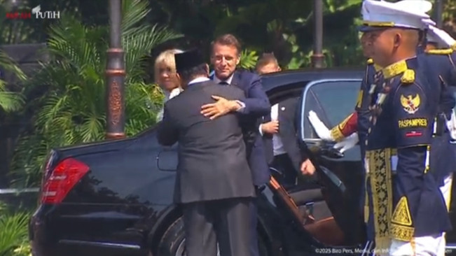 Prabowo Subianto Sambut Presiden Prancis dengan Pelukan Hangat