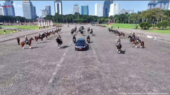 Mobil yang ditumpangi Presiden Prancis Emmanuel Macron dikawal pasukan berkuda. [YouTube/@Sekretariat Presiden]