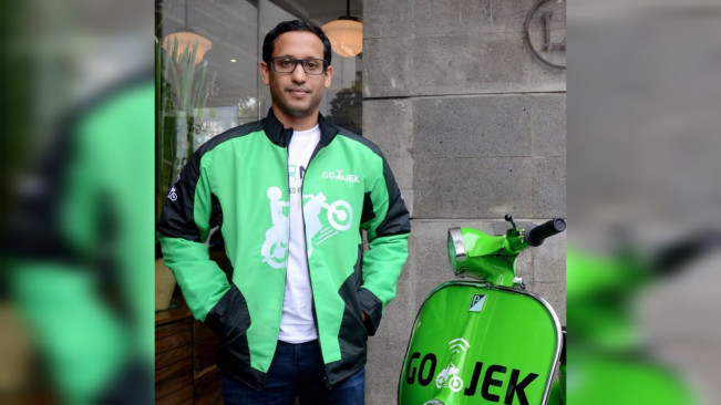 Eks Mendikbud Nadiem Makarim memakai jaket gojek. [Instagram/@nadiem_makarim__]