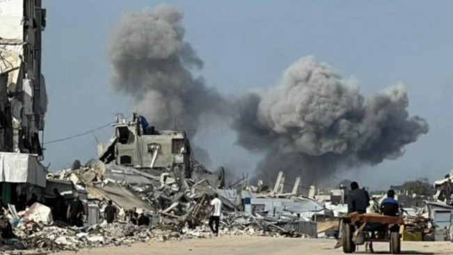 Pesawat perang Israel melancarkan serangan udara di persimpangan Saftawi di utara Gaza. [X/@numanmazlan]