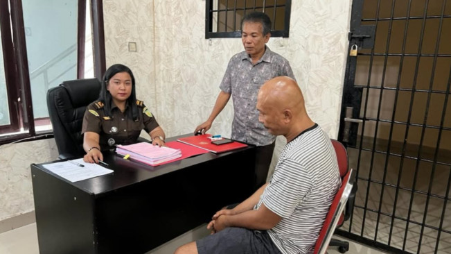 Edi Suranta Gurusinga (ESG) alias Godol saat dilimpahkan ke Kejaksaan. [Instagram/@polsektembungpolrestabesmedan]