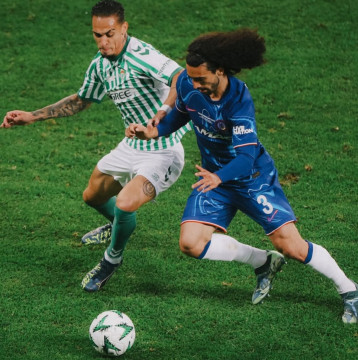 Antony coba merebut bola dari Cucurella. [Instagram/@chelseafc]