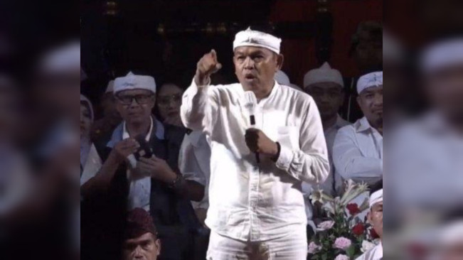 Aksi Dedi Mulyadi Saat Marah ke Suporter Persikas (instagram)