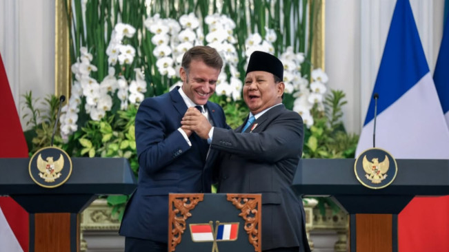 Prabowo dan Macron berpelukan hangat. [Instagram/@prabowo]