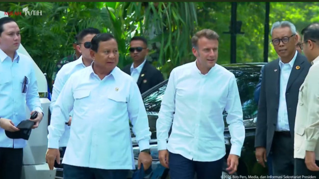 Prabowo dan Macron bersama rombongan tiba di Candi Borobudur. [YouTube/@Sekretariat Presiden]