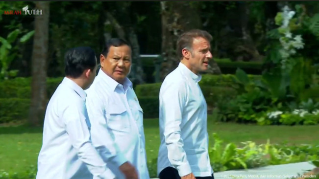 Prabowo dan Macron berkeliling Candi Borobudur. [YouTube/@Sekretariat Presiden]