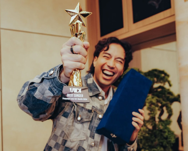 Vidi Aldiano saat mendapatkan penghargaan. [Instagram/@vidialdiano]