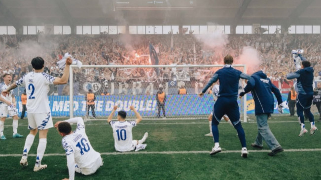 Pemain dan staf FC Copenhagen merayakan juara dengan suporter. [Instagram/@fc_kobenhavn]