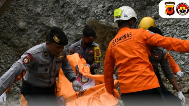 Para korban longsor di Gunung Kuda Cirebon dievakuasi petugas. [X/@humaspoldajbr]